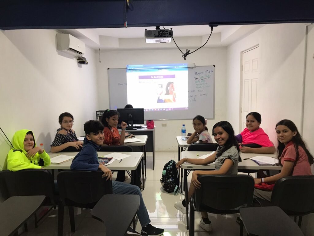 Estudiantes en una clase de inglés en Omnia Open Academy, Mateare, Managua